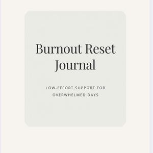 Puede incluir: Un diario titulado "Burnout Reset Journal" con el texto "Apoyo de bajo esfuerzo para días abrumados". El diario está en una paleta de colores suaves y neutros con las palabras en una fuente oscura. El diario es de Quiet Pattern Studios.