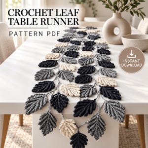 Puede incluir: Un patrón PDF de camino de mesa de hojas de ganchillo con una serie de hojas interconectadas en tonos negro, gris y crema. El texto CROCHET LEAF TABLE RUNNER PATTERN PDF es visible arriba, con un icono de INSTANT DOWNLOAD a la derecha.