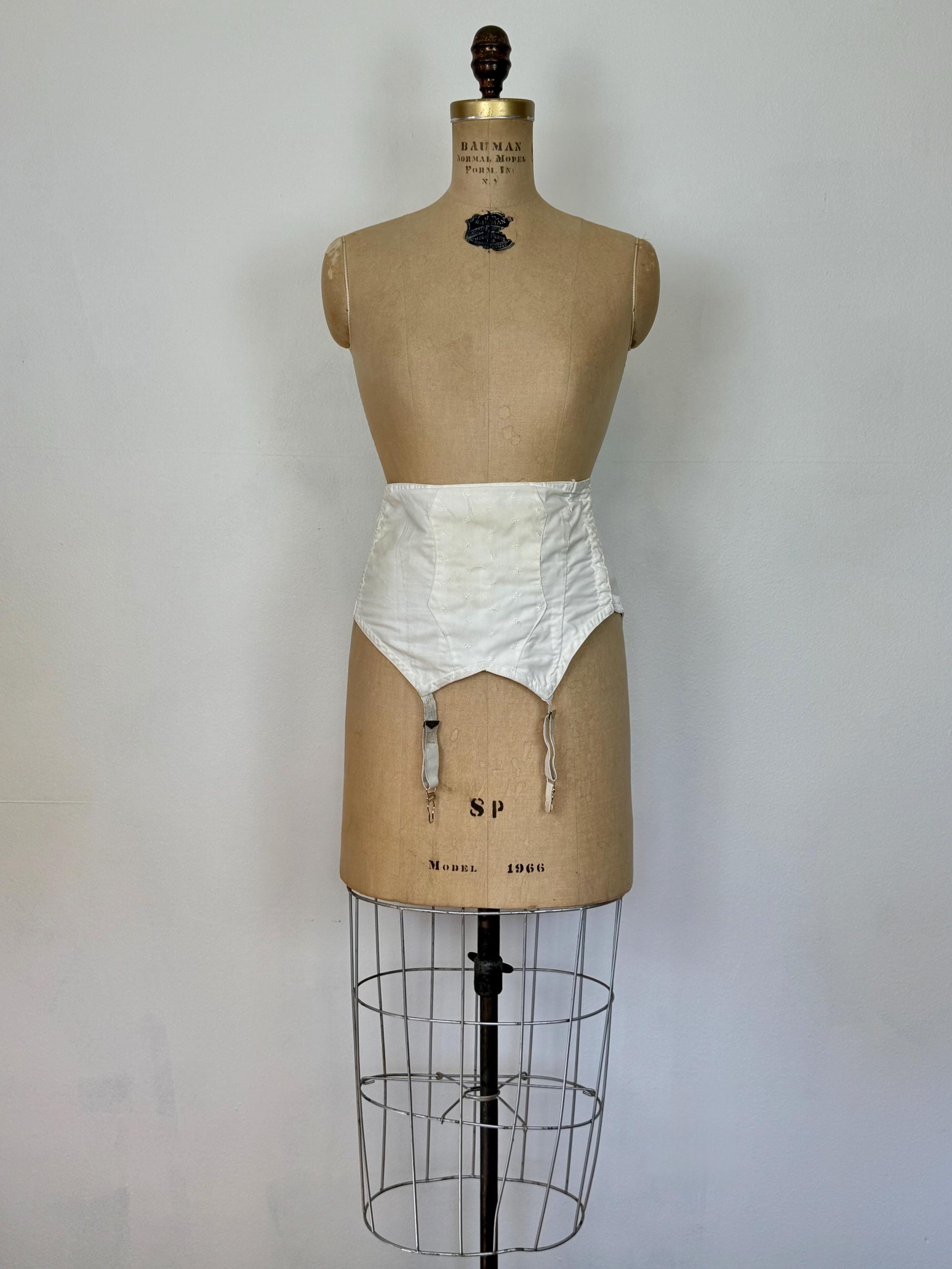 1950s garter belt The Best Natural Vaginal Lubricants for Female Dryness – Durex India main image 1