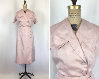 robe vintage des années 50 | robe wiggle en soie grège lavande vintage | robe portefeuille pastel des années 1950