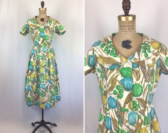 robe vintage des années 50 | robe ajustée et évasée à imprimé bleu vert vintage | Robe en coton à imprimé tulipe des années 1950