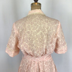 Vintage 50s Robe Vintage floral print bathrobe 1950s pink floral lounge house coat image 9