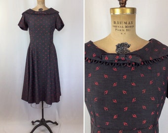 Vestido vintage de los años 50 / Vestido de día con estampado rojo negro vintage / Vestido ajustado y acampanado de la década de 1950