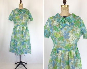 robe vintage des années 50 | robe chemisier vintage à fleurs bleu vert | robe de jour à imprimé fleuri des années 1950
