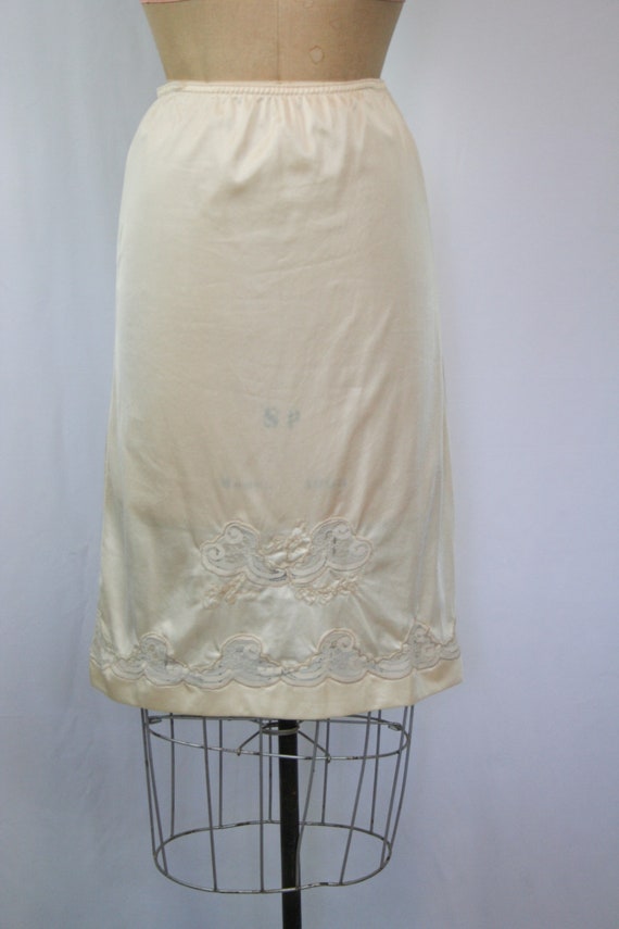 Vintage 70s slip | Vintage cream embroidered half… - image 3