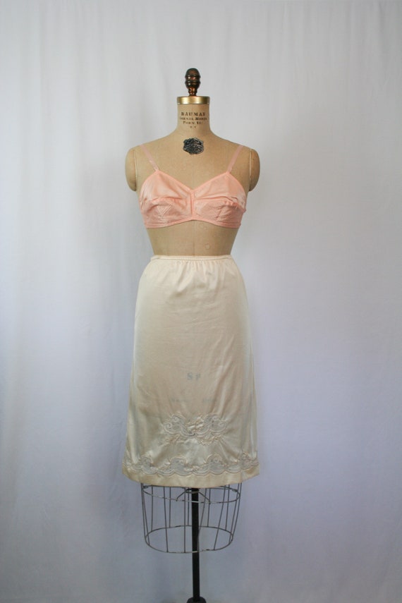 Vintage 70s slip | Vintage cream embroidered half… - image 4