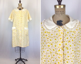 robe vintage des années 60 | peignoir en coton à imprimé fleuri vintage | manteau de maison à imprimé marguerite des années 1960