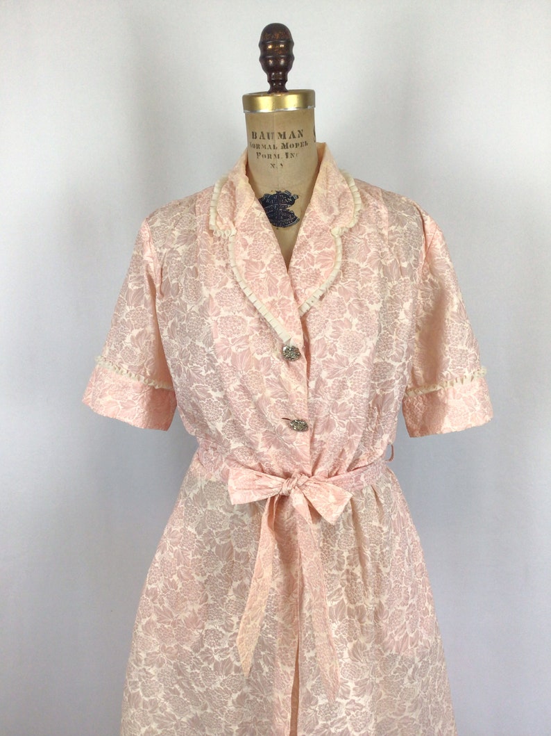 Vintage 50s Robe Vintage floral print bathrobe 1950s pink floral lounge house coat image 3