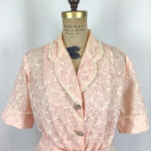 Vintage 50s Robe Vintage floral print bathrobe 1950s pink floral lounge house coat image 2