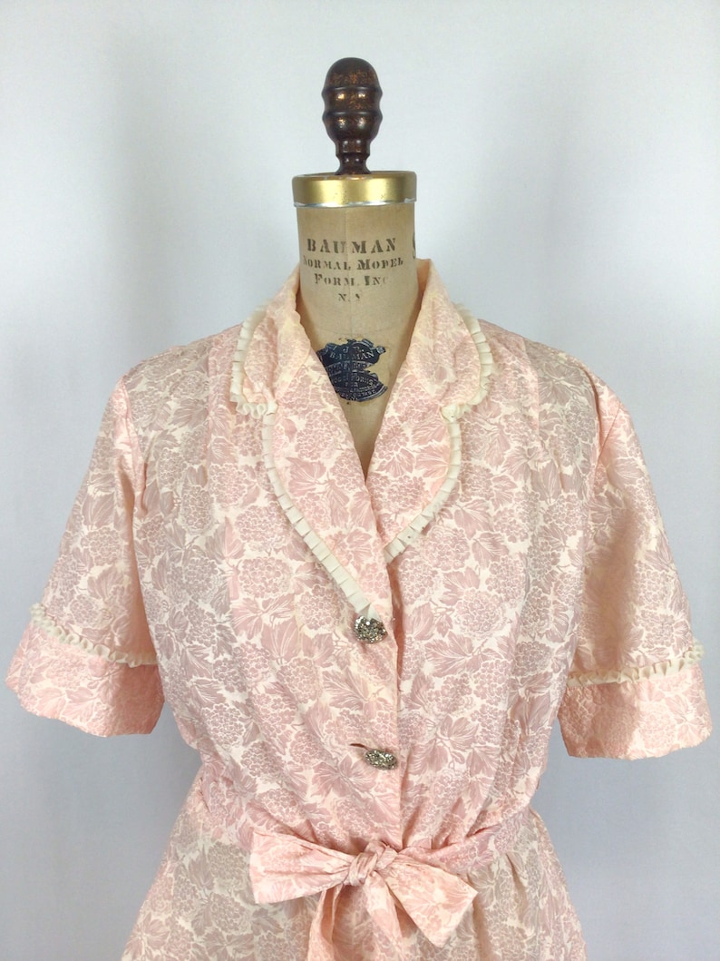 Vintage 50s Robe Vintage floral print bathrobe 1950s pink floral lounge house coat image 2