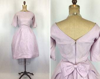 robe vintage des années 50 | robe vintage en taffetas lavande | Robe de cocktail ajustée et évasée violette des années 1950