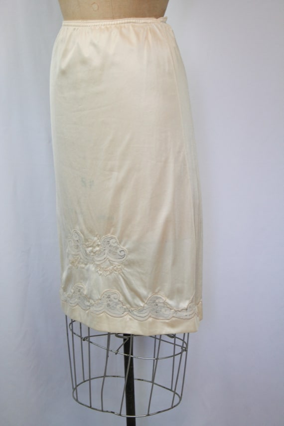 Vintage 70s slip | Vintage cream embroidered half… - image 5