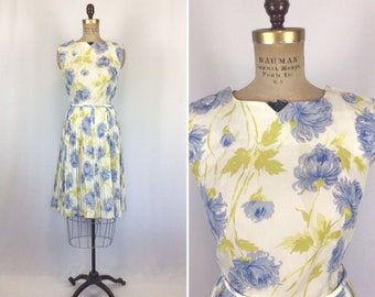 robe vintage des années 50 | robe ajustée et évasée à imprimé bleu vert vintage | robe à fleurs des années 1950