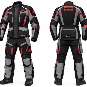 Peut inclure: Un ensemble de moto noir, gris et rouge composé d'une veste et d'un pantalon. La veste présente le logo Klim, la marque Gore-Tex, de multiples poches zippées et des sangles réglables. Le pantalon comporte des panneaux de couleur assortis.