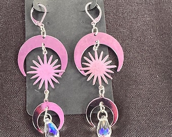 Pendientes celestiales con estrellas lunares, de acero inoxidable y tono plateado.