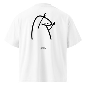 Pode incluir: Uma t-shirt branca de manga curta com um desenho de linha preta de uma personagem de desenho animado nas costas. Abaixo da personagem, o texto "AFTER IN AM COLLECTION" está impresso em letras maiúsculas pretas. Gola redonda.