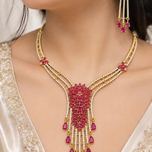 Ruby Pink Crystal kettingenset, goudkleurige bruidssieraden, oorbellen, Maang Tikka