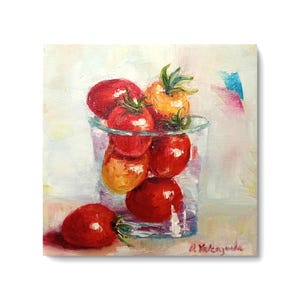 Könnte beinhalten: Ein Ölgemälde auf Leinwand, das ein klares Glas zeigt, gefüllt mit mehreren leuchtend roten und orangefarbenen Tomaten. Eine Tomate liegt außerhalb des Glases auf der Oberfläche. Der Pinselstrich ist sichtbar und strukturiert, vor hellem Hintergrund.