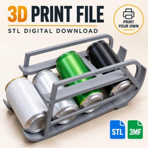 Może przedstawiać: Szary, wydrukowany w 3D plastikowy stojak na puszki z napojami, zawierający cztery metalowe puszki. Widoczny jest tekst 3D PRINT FILE STL DIGITAL DOWNLOAD oraz PRINT YOUR OWN. Stojak posiada ramę z otworami do poziomego układania puszek.