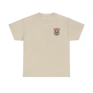 Peut inclure: Un t-shirt à manches courtes de couleur sable avec un petit motif sur la poitrine gauche. Le motif représente deux haches croisées avec le texte "WEEKEND WARRIOR" arqué au-dessus dans une police rétro audacieuse et un emblème circulaire.