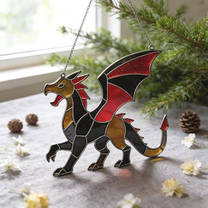 Motif de vitrail dragon majestueux, wyverne, attrape-soleil médiéval gothique fantastique