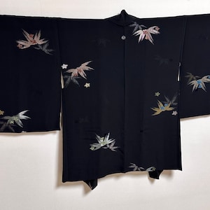 Vintage Haori - Bambus und Ahornblatt, Schwarz, Ein Kamm aus goldener Paulndwnia, Brokat-Seide, japanischer Haori