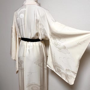 Vintage Nagajuban - Cremeweiß, Wolken, Ahornblatt und Chrysantheme, Rinzu Seide