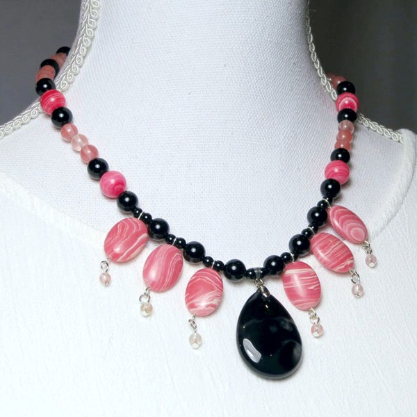 Gypsy style gemstone necklace. Pink agate and black agate gemstone beads. Vibrant jewellery. Artisan necklace, handmade, unique design.