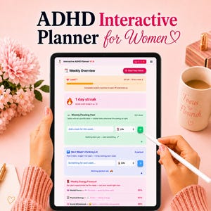 Può includere: Un tablet digitale che mostra un'interfaccia di pianificatore interattivo per ADHD con sezioni per una panoramica settimanale, un pool di attività, un parcheggio e previsioni energetiche. Lo schermo mostra il testo ADHD Interactive Planner for Women.