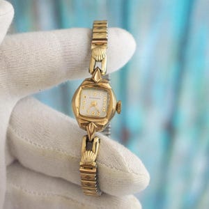 Art Deco JUNGHANS Ladies Watch – 15x28mm Case – Gold Tone – 15 Jewels – Vintage Mechanical Wind-Up – Elegant Design