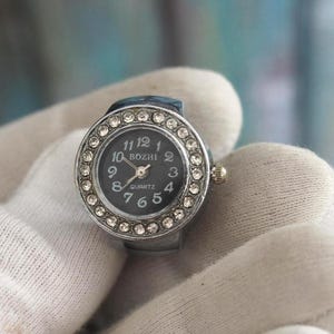 Quartzringklocka, 21 mm boett | Damklocka med silverfärgad kristallaccent | 13 mm svart urtavla | Nytt batteri | Justerbart stretcharmband
