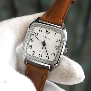 Orologio meccanico Raketa vintage - prodotto in URSS, a carica manuale, cassa da 32 mm, cinturino in pelle marrone, quasi perfetto