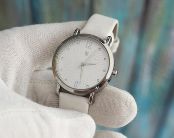 Women’s Quartz Watch 32 mm – Stainless Steel Back, White Dial, New Battery, Water Resistant, Minimalist Style