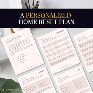 Może przedstawiać: Zestaw wydrukowanych stron zatytułowanych A Personalized Home Reset Plan z delikatnymi różowymi akcentami. Dokumenty zawierają sekcje dotyczące tygodniowego rytmu, tabelę wkładu dzieci oraz przewodnik na pierwszy tydzień z tabelami.