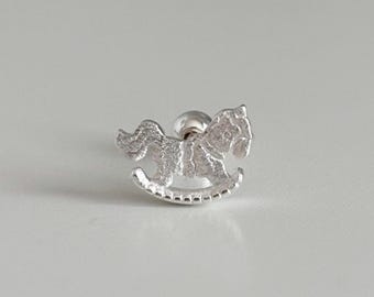 Piercing per cartilagine a forma di cavallo a dondolo in argento sterling 925