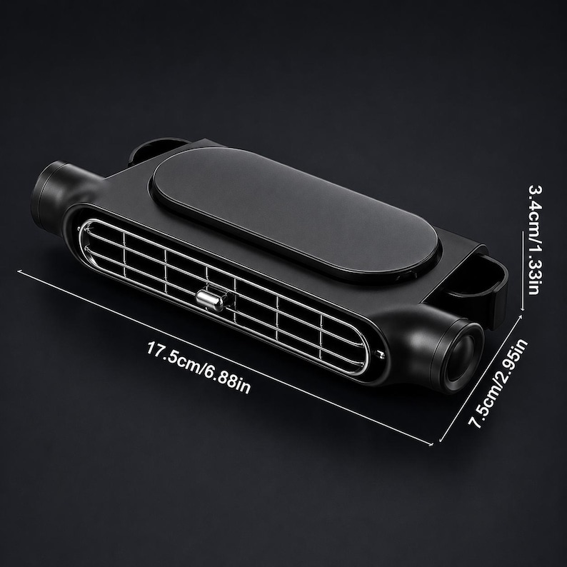 Puede incluir: Un ventilador de ventilaci&oacute;n para coche negro de forma rectangular con una rejilla central, un panel superior liso y componentes laterales cil&iacute;ndricos. El dispositivo mide 17,5 cm de largo, 7,5 cm de ancho y 3,4 cm de alto seg&uacute;n las etiquetas.