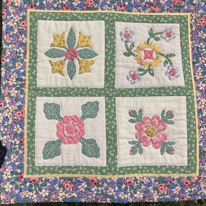 Hand appliqued small quilt 19" x 19" machine quilted image 8