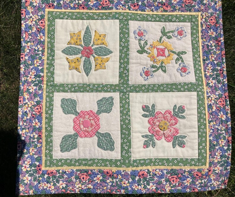 Hand appliqued small quilt 19" x 19" machine quilted image 8