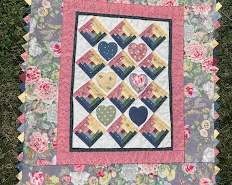 Kleine Prairie Point Maschine genäht kleine Blockhaus Quilt 18 "x 15" Maschine applizierte Herzen