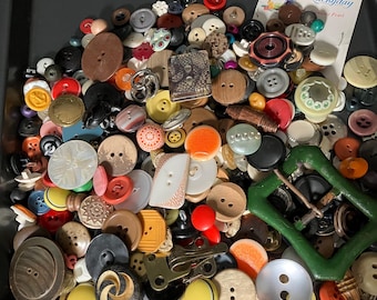 1930-2000 vintage buttons One Pound approx 500 buttons Pack #2