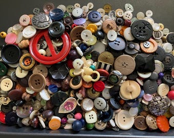 1930-2000 vintage buttons One Pound approx 500 buttons Pack #1