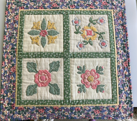 Hand appliqued small quilt 19" x 19" machine quilted