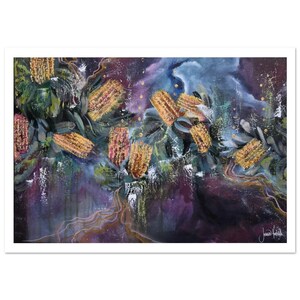 Könnte beinhalten: Ein Acrylgemälde auf Leinwand mit goldgelben Banksia-Blüten vor einem dunklen, stimmungsvollen Hintergrund in tiefen Violett-, Blau- und Schwarztönen. Die Komposition umfasst strukturiertes grünes Blattwerk und kleine goldene Punkte sowie eine Signatur.