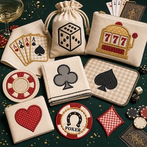 Könnte beinhalten: Eine Sammlung cremefarbener Stoffartikel mit gestickten Casino-Motiven, darunter ein Kordelzugbeutel mit einem Würfel, eine Reißverschlusstasche mit einem Spielautomaten, Spielkartenmotive, Pokerchips und Kartensymbole in Rot und Schwarz.