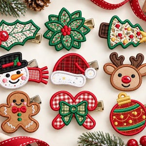 Puede incluir: Un conjunto de nueve pinzas para el pelo bordadas con motivos navideños que incluyen una hoja de acebo, una flor de pascua, un árbol de Navidad, un muñeco de nieve, un gorro de Papá Noel, un reno, un hombre de jengibre, un bastón y una bola.
