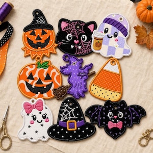 Puede incluir: Una colección de ocho parches bordados con temática de Halloween que incluyen una calabaza, un gato negro, un fantasma con una taza de café, una calabaza estampada, una bruja morada en una escoba, un dulce, un fantasma con lazo rosa y un murciélago.