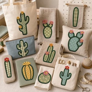 Puede incluir: Una colección de artículos textiles con diseños de cactus bordados, que incluye una bolsa de lona, un estuche azul con cremallera, un cojín beige, un cuaderno, un pequeño estandarte de pared y varios paños de tela, decorados con diversos cactus verdes.