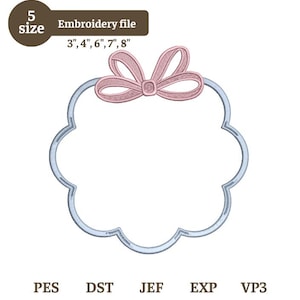 Könnte beinhalten: Eine Stickdatei mit einem hellblauen, wellenförmigen, kreisförmigen Rahmen, der von einer rosa Schleife gekrönt wird. Der Text lautet 5 size Embroidery file 3", 4", 6", 7", 8" und listet die Formate PES, DST, JEF, EXP, VP3 unter dem Rahmen.