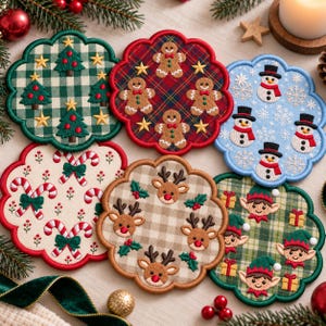 Könnte beinhalten: Ein Set aus sechs Untersetzern aus Stoff mit gewelltem Rand und gestickten Weihnachtsmotiven, darunter Tannenbäume auf grünem Karomuster, Lebkuchenmänner auf rotem Schottenkaro, Schneemänner, Zuckerstangen, Rentiere und kleine Elfen.