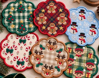 Puede incluir: Un juego de seis posavasos de tela con bordes festoneados y diseños navideños bordados, que incluyen árboles de Navidad sobre cuadros verdes, hombres de jengibre sobre tartán rojo, muñecos de nieve, bastones de caramelo, renos y elfos.